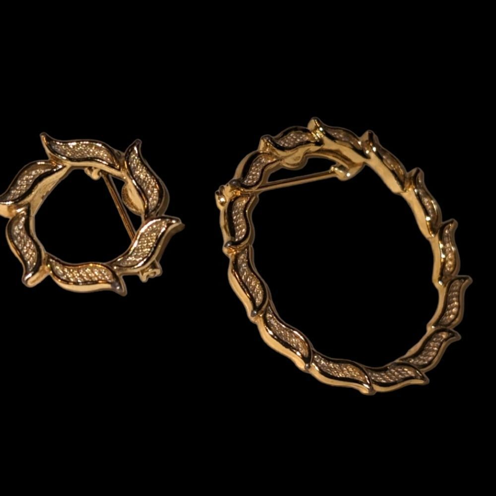 Gerry's vintage gold tone matching circle brooch set